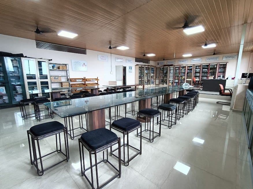 Science and computer laboratories at Seth Hirachand Mutha School — photo 1