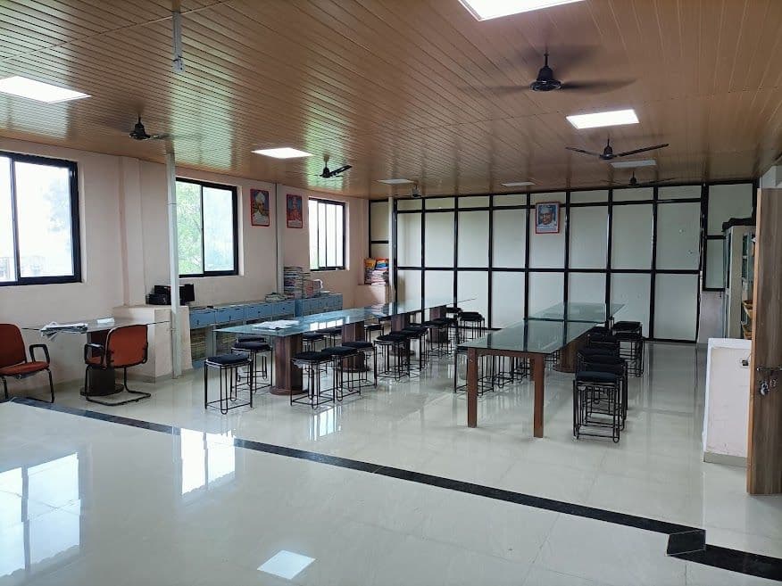 Science and computer laboratories at Seth Hirachand Mutha School — photo 3