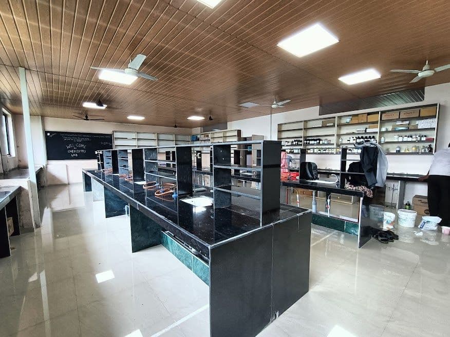Science and computer laboratories at Seth Hirachand Mutha School — photo 4