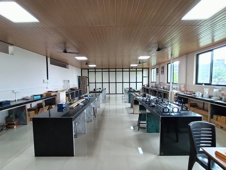 Science and computer laboratories at Seth Hirachand Mutha School — photo 5