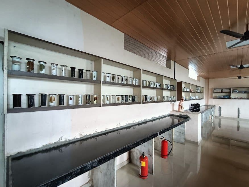 Science and computer laboratories at Seth Hirachand Mutha School — photo 6