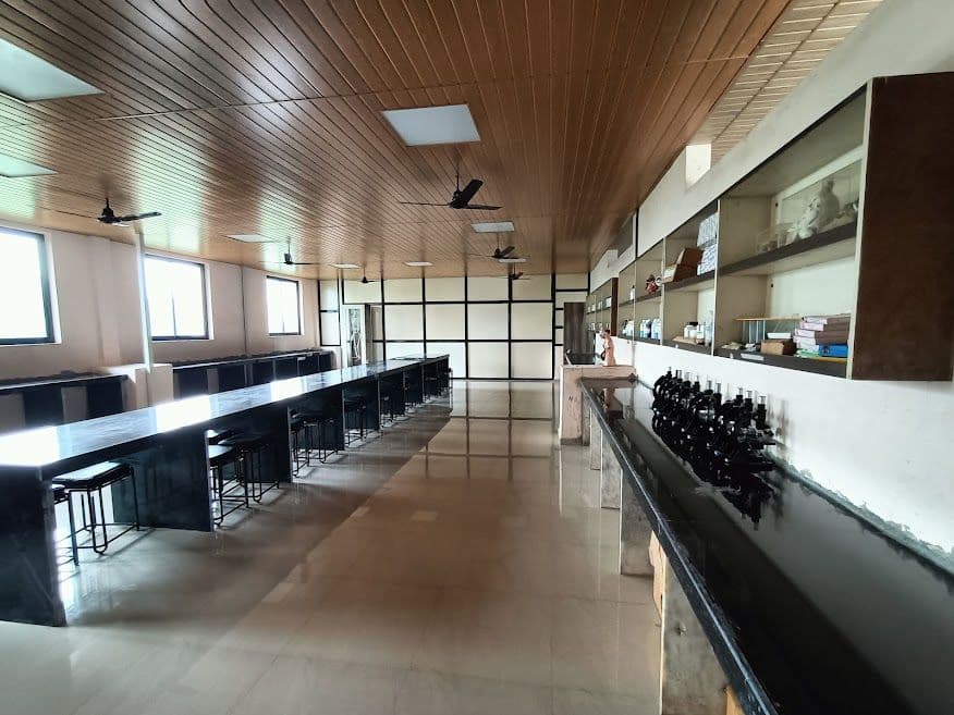 Science and computer laboratories at Seth Hirachand Mutha School — photo 9