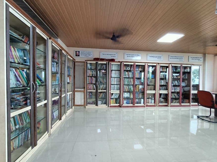 School library at Seth Hirachand Mutha School — photo 4